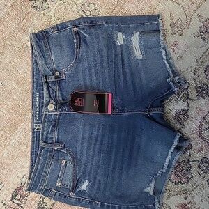 No Boundaries Mid-Rise Distressed 4" Inseam Frayed Hem Jean Short - Size 13